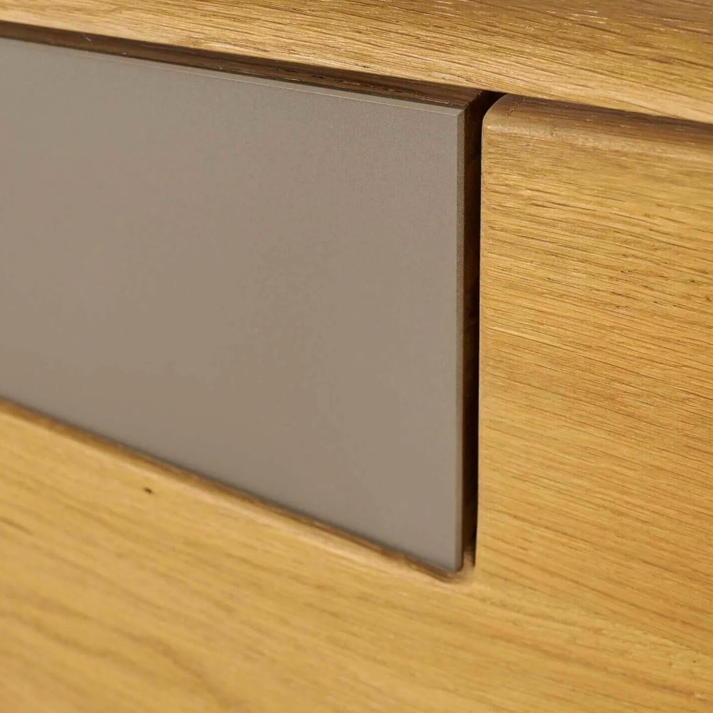 Wohnwand Sineo Europäische Wildeiche Bohleneiche Gebürstet Mit Beleuchtung Und Mattglas-Akzent