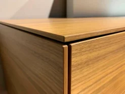 Wohnwand Soma Korpus Innen Lack Matt Graphit Korpus Außen Nussbaum mit Beleuchtung