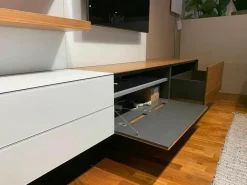 Wohnwand Soma Korpus Innen Lack Matt Graphit Korpus Außen Nussbaum mit Beleuchtung