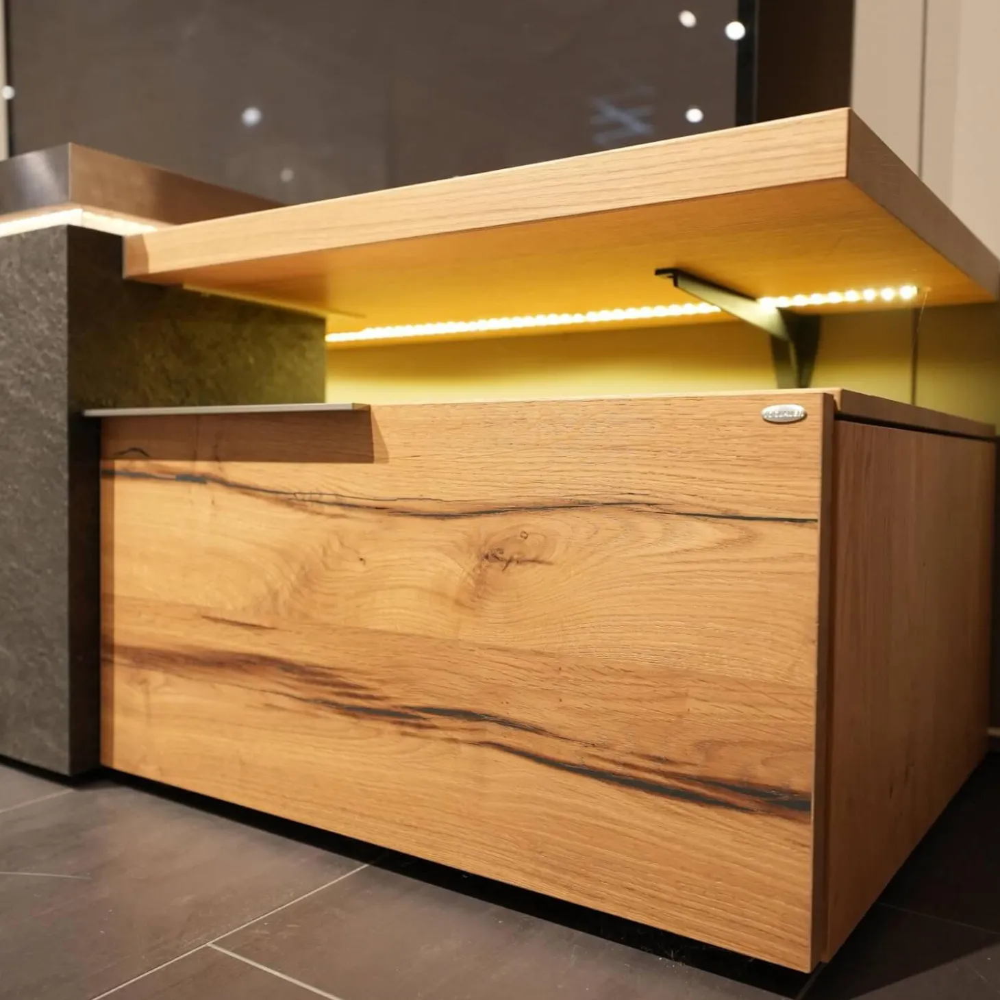 Wohnwand Valpin Eiche Altholz Braun Akzent Colorglas