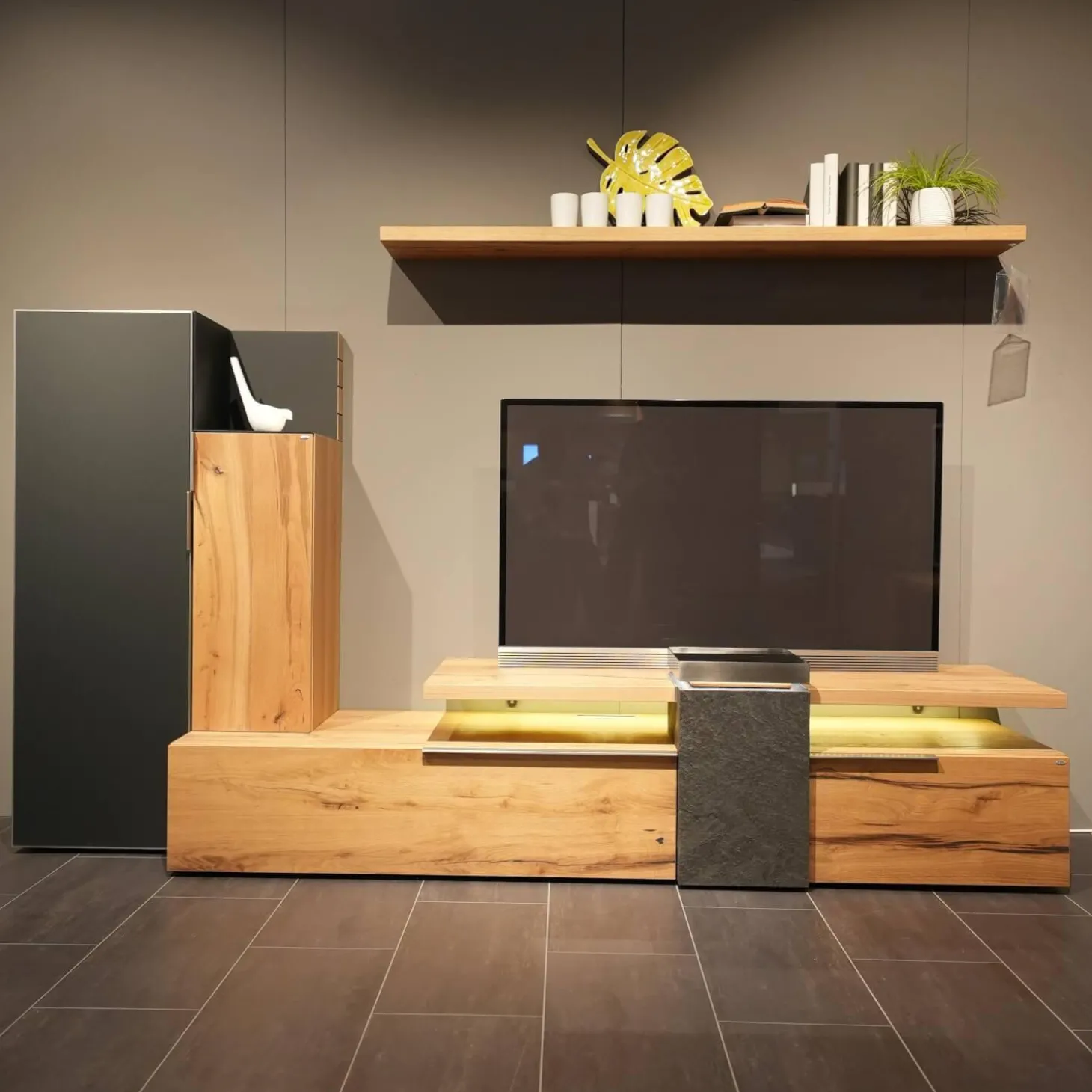 Wohnwand Valpin Eiche Altholz Braun Akzent Colorglas