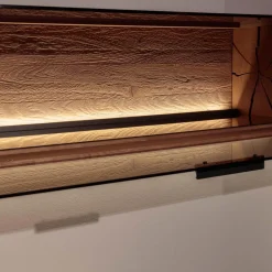 Wohnwand Vera 7210W Kerneiche Umato Massiv Oberfläche Sägegrau Gebürstet Lackiert Applikation Metall Titan Mit Beleuchtung