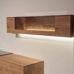 Wohnwand Vera 7210W Kerneiche Umato Massiv Oberfläche Sägegrau Gebürstet Lackiert Applikation Metall Titan Mit Beleuchtung