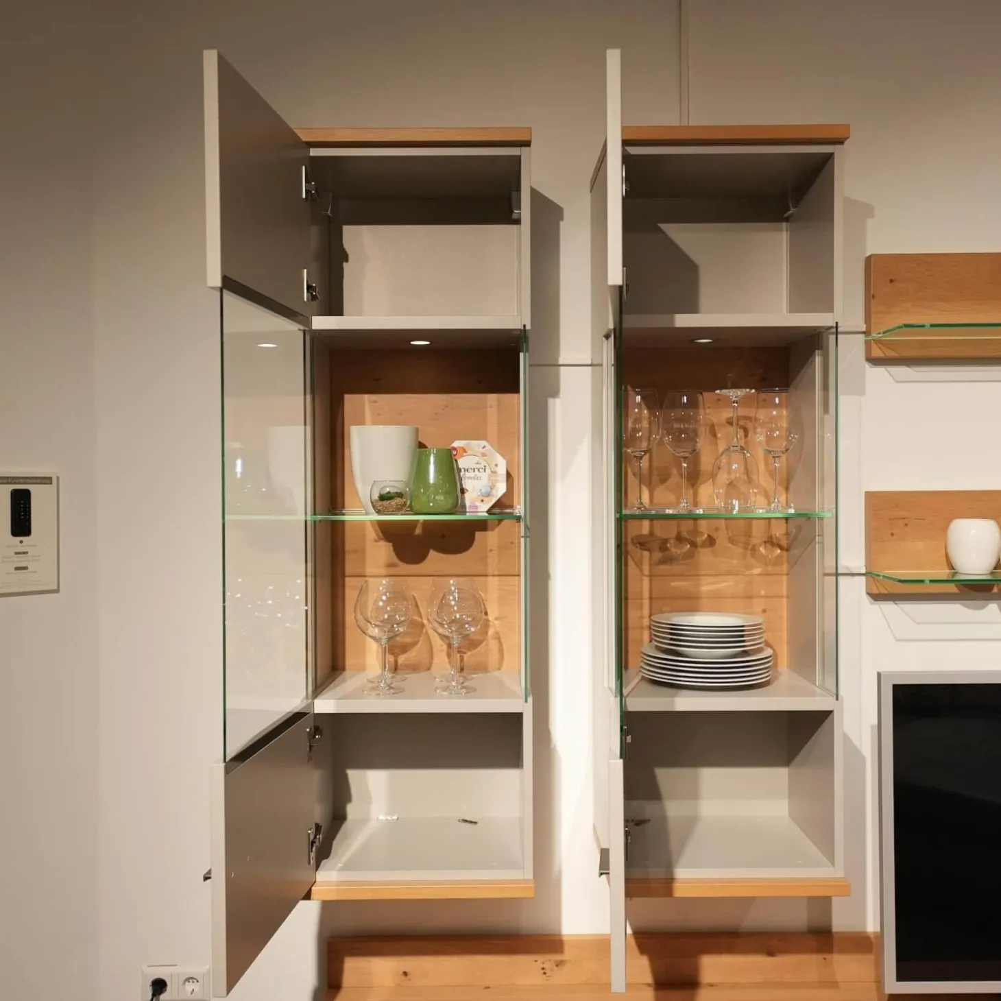 Wohnwand Vienna 35 36011 Lack Grau Akzente Asteiche Griffe Edelstahl Inklusive Beleuchtung