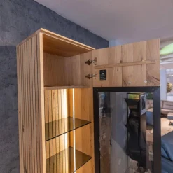 Wohnwand WK 490 Baristo Asteiche Bianco Rillenoptik Glas Anthrazit Inklusive LED Beleuchtung