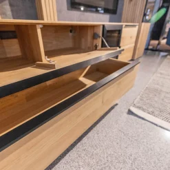 Wohnwand WK 490 Baristo Asteiche Bianco Rillenoptik Glas Anthrazit Inklusive LED Beleuchtung