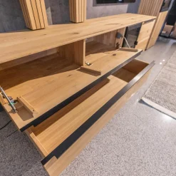 Wohnwand WK 490 Baristo Asteiche Bianco Rillenoptik Glas Anthrazit Inklusive LED Beleuchtung