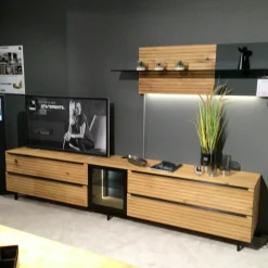 Wohnwand WK490 Baristo V18003 Asteiche Natur Front Mitte aus Farbglas Anthrazit Satiniert