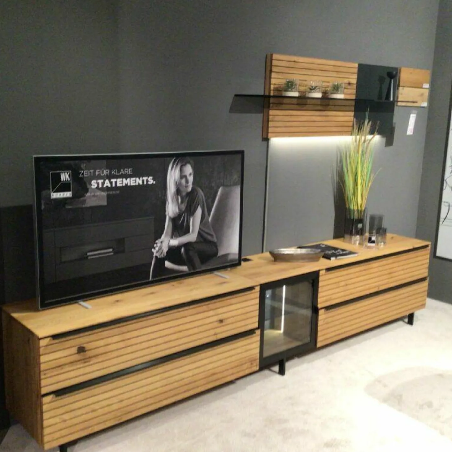 Wohnwand WK490 Baristo V18003 Asteiche Natur Front Mitte aus Farbglas Anthrazit Satiniert