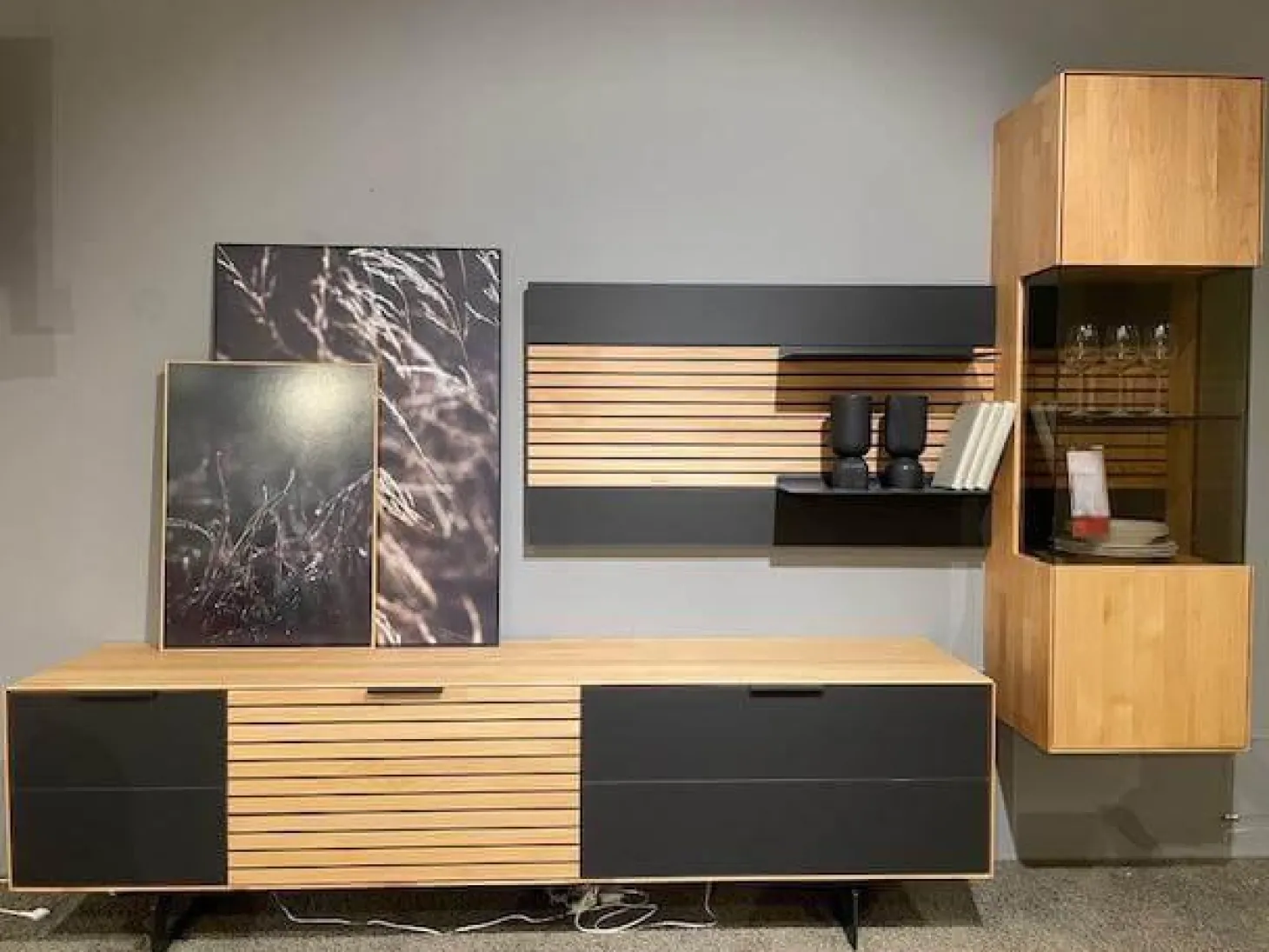 Wohnwand WM 2320 Kanadische Erle Massiv Natur Front Mattglas Schwarz Mit LED Beleuchtung