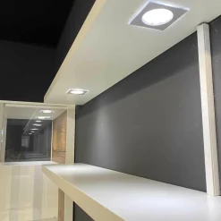 Wohnwand-Vitrinen Kombination Sentino Weiß Matt Rückwand in Anziano Eiche