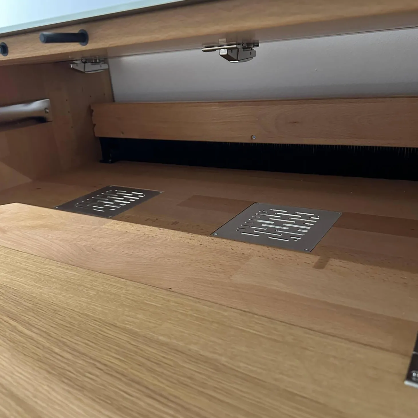 Wohwand In Eiche Weiß Geölt Fronten Glas Pearl Matt Innen Buche Mit Zwei Schubkästen Und Einer Klappe