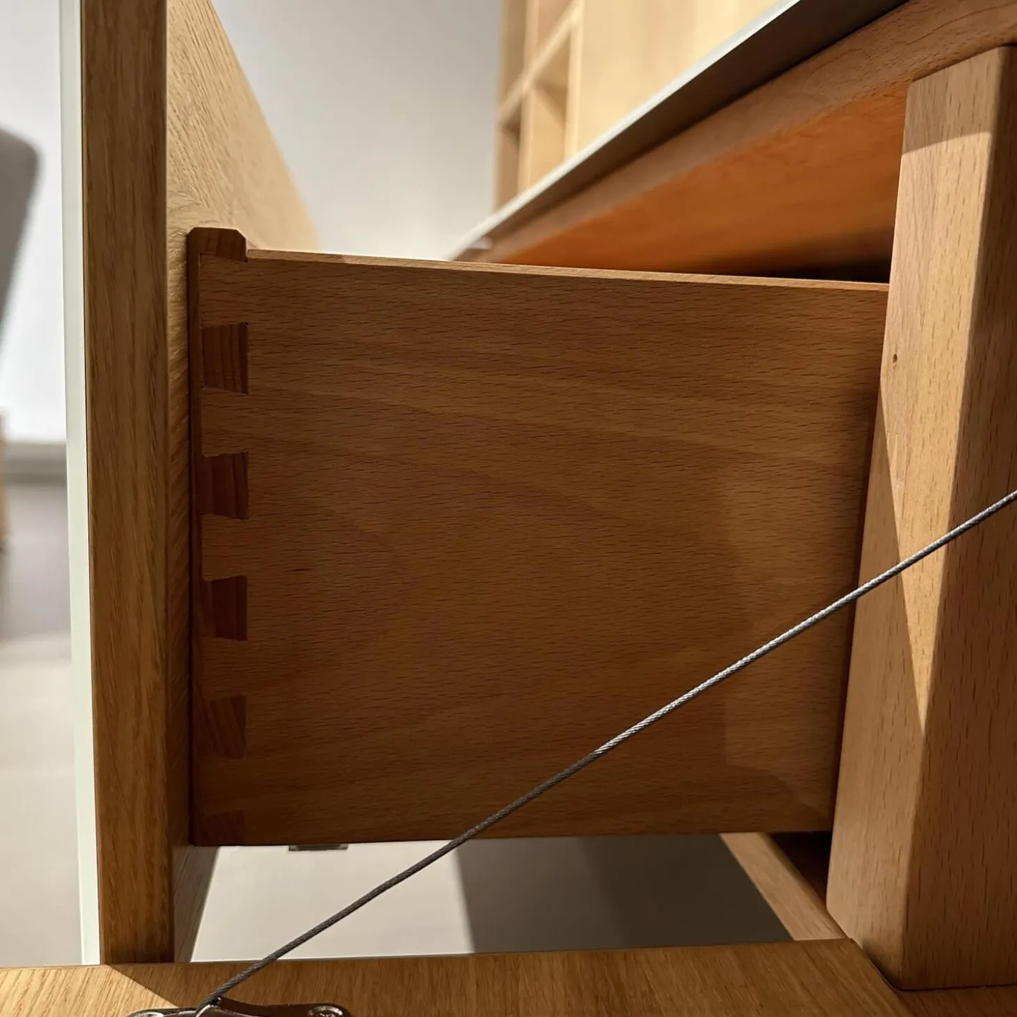 Wohwand In Eiche Weiß Geölt Fronten Glas Pearl Matt Innen Buche Mit Zwei Schubkästen Und Einer Klappe