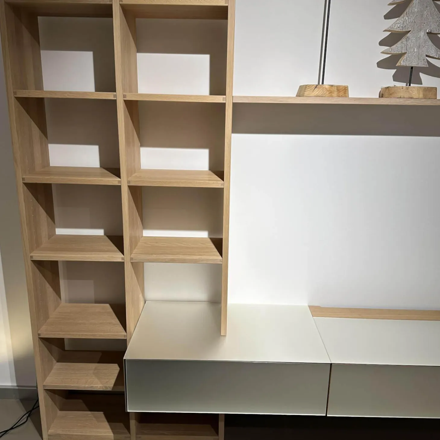 Wohwand In Eiche Weiß Geölt Fronten Glas Pearl Matt Innen Buche Mit Zwei Schubkästen Und Einer Klappe